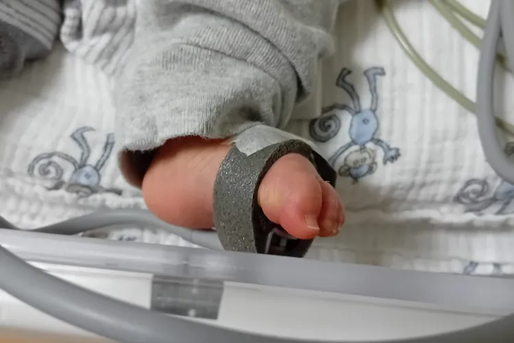 Baby foot taped to SATS reader